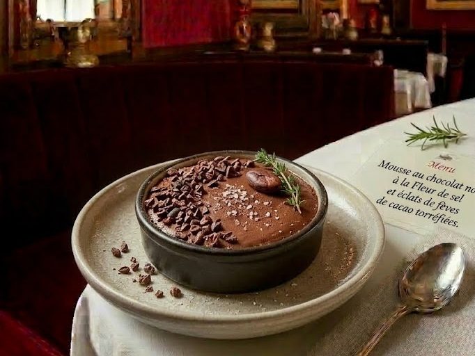 Mousse au chocolat noir grand cru à la Fleur de sel et éclats de fèves de cacao torréfiées.