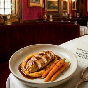 Suprême de volaille fermière au jus réduit avec ses Carottes confites au cumin et purée de patates douces. copie